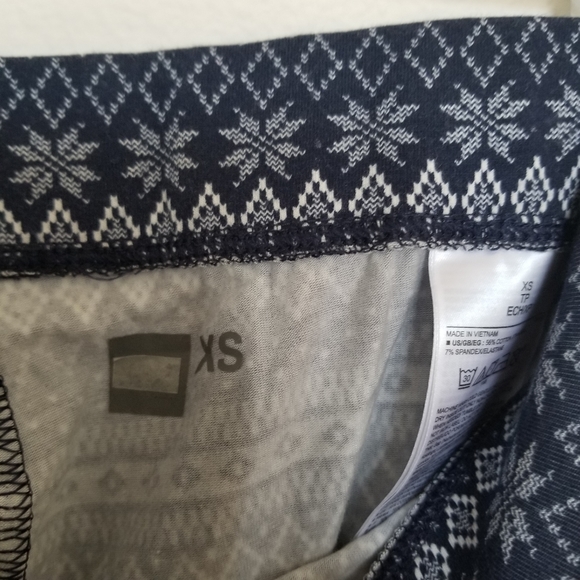 NWOT Snow Flakes Christmas leggins - Picture 6 of 6